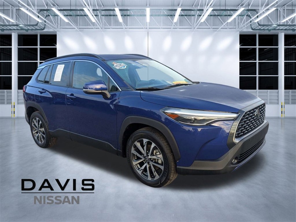 Used 2023 Toyota Corolla Cross XLE image 1