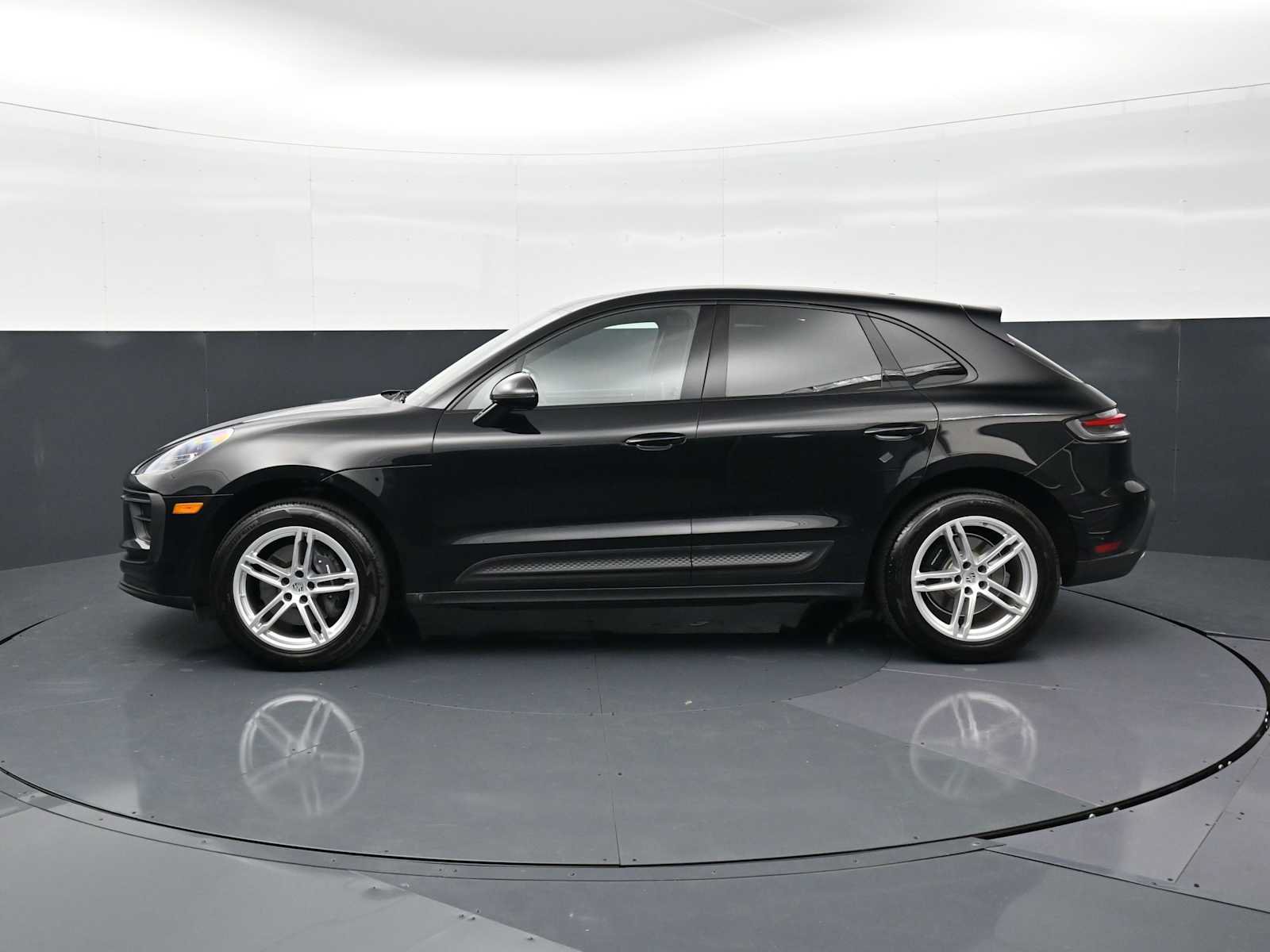 Certified 2024 Porsche Macan AWD/4WD image 2