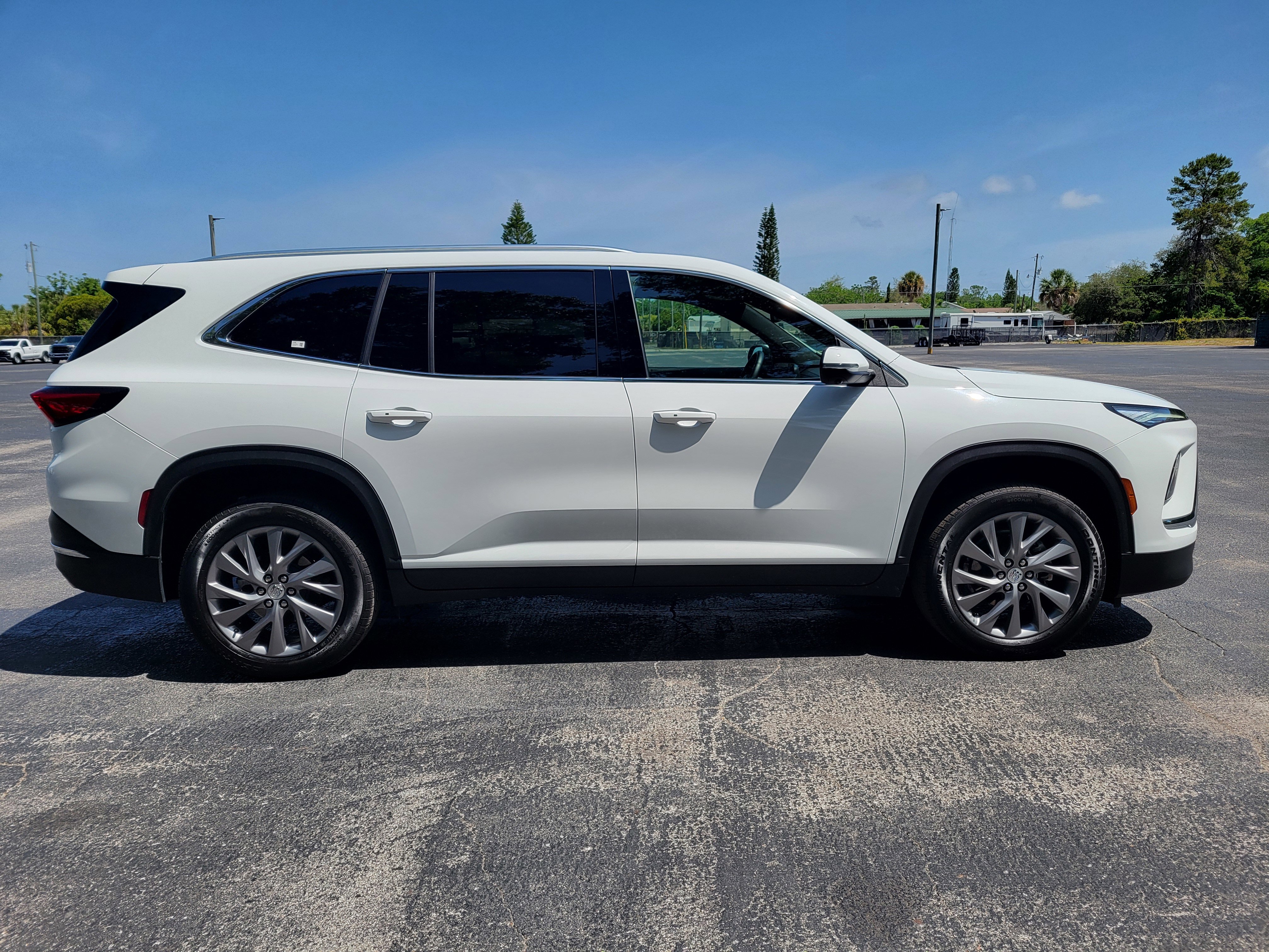 Certified 2025 Buick Enclave Preferred FWD image 4