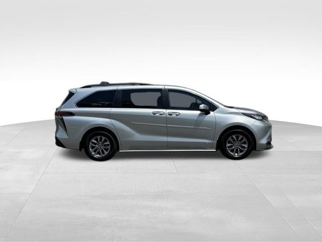 Used 2021 Toyota Sienna XLE FWD video 2