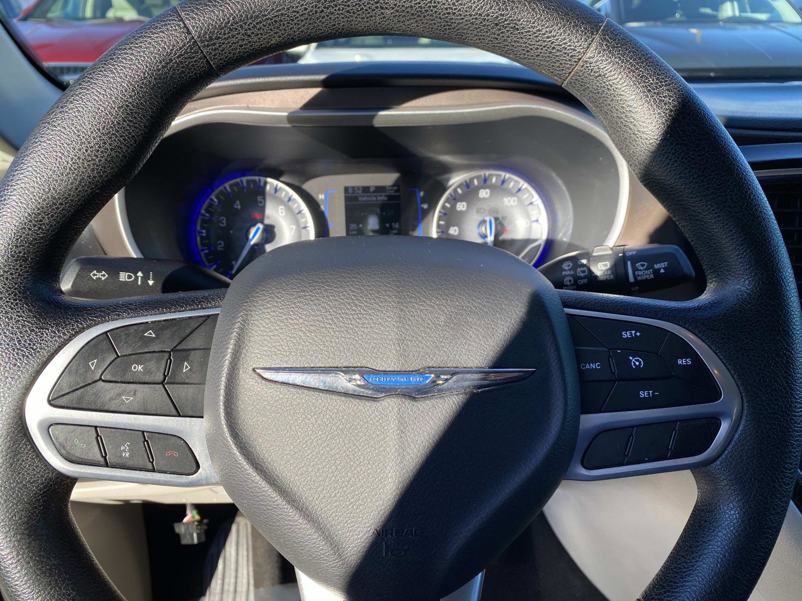 Used 2020 Chrysler Voyager L image 17