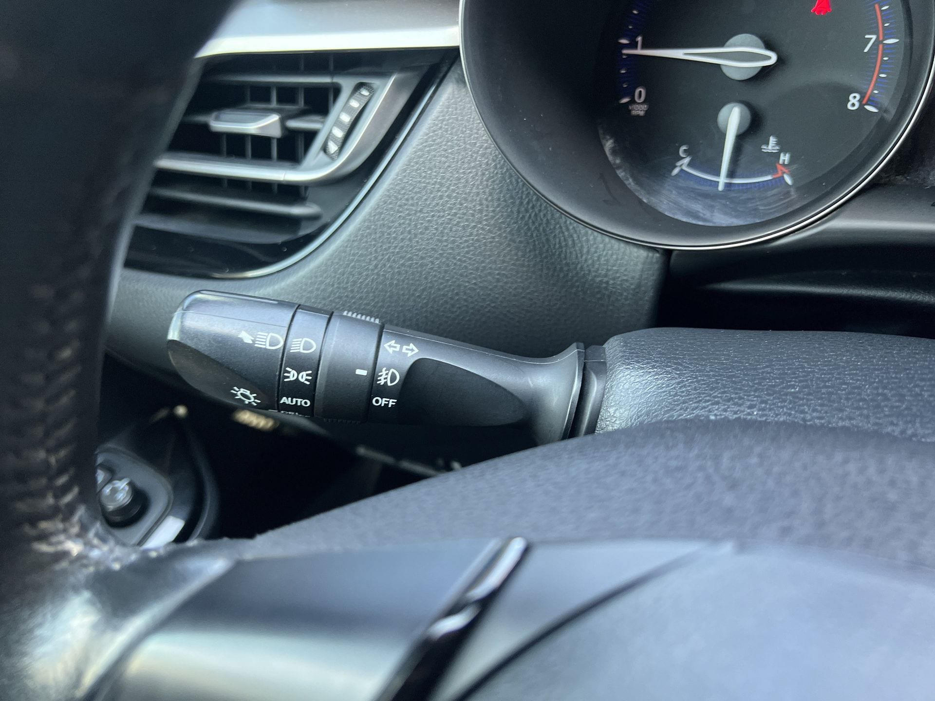 Used 2022 Toyota C-HR Limited FWD image 10