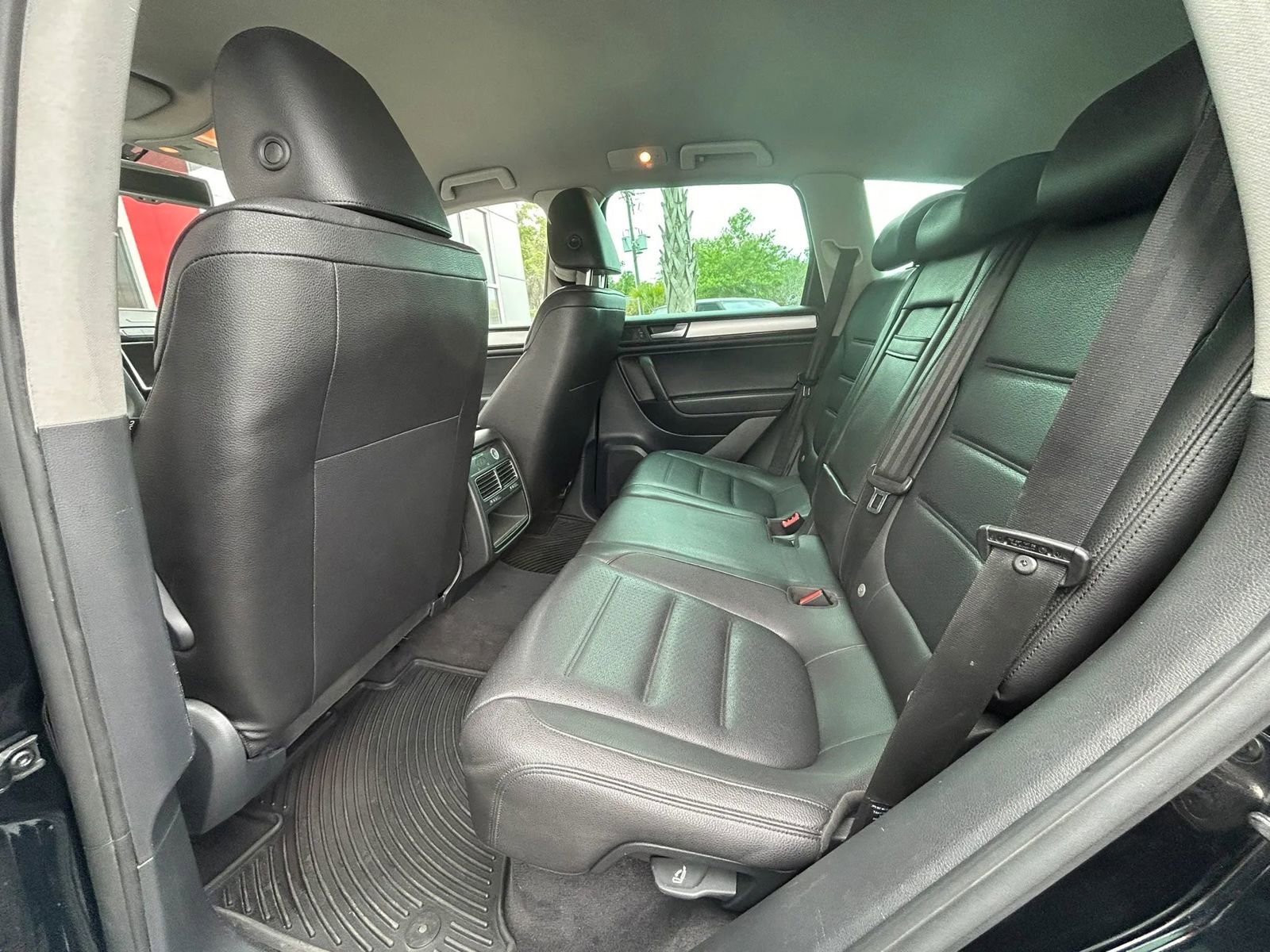 Used 2011 Volkswagen Touareg Sport image 17