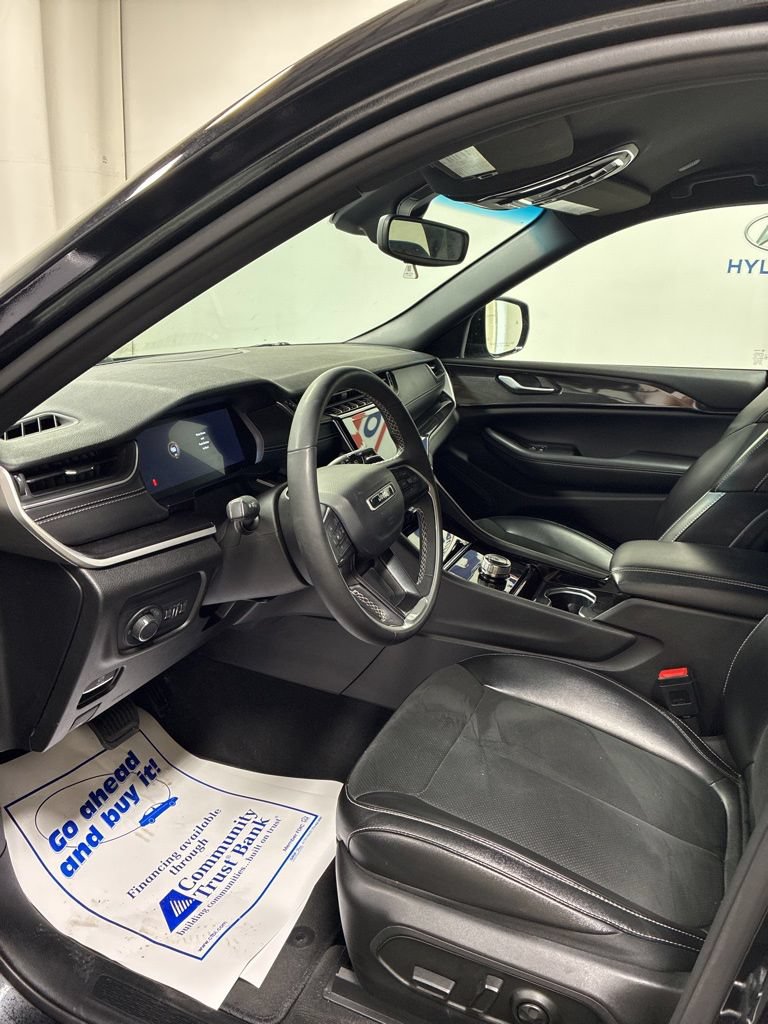 Used 2023 Jeep Grand Cherokee Altitude AWD/4WD image 12