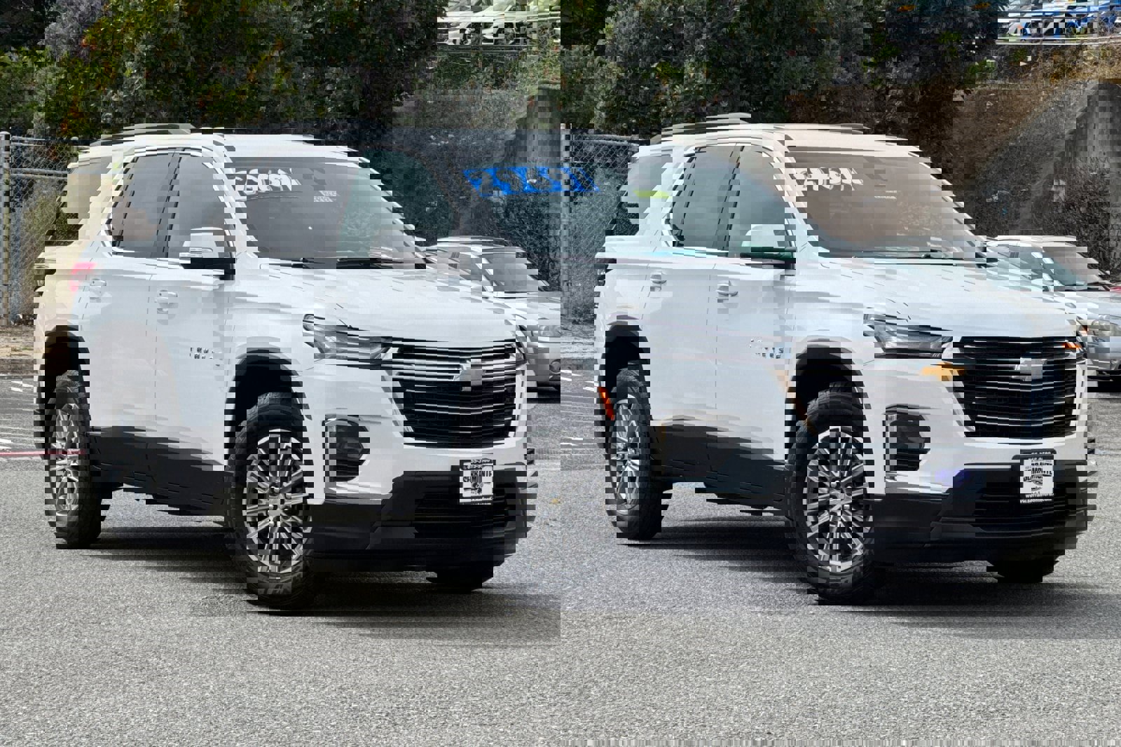 Used 2023 Chevrolet Traverse LT image 2