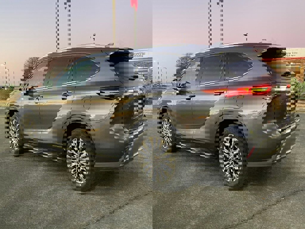 Used 2024 Toyota Highlander Platinum image 6