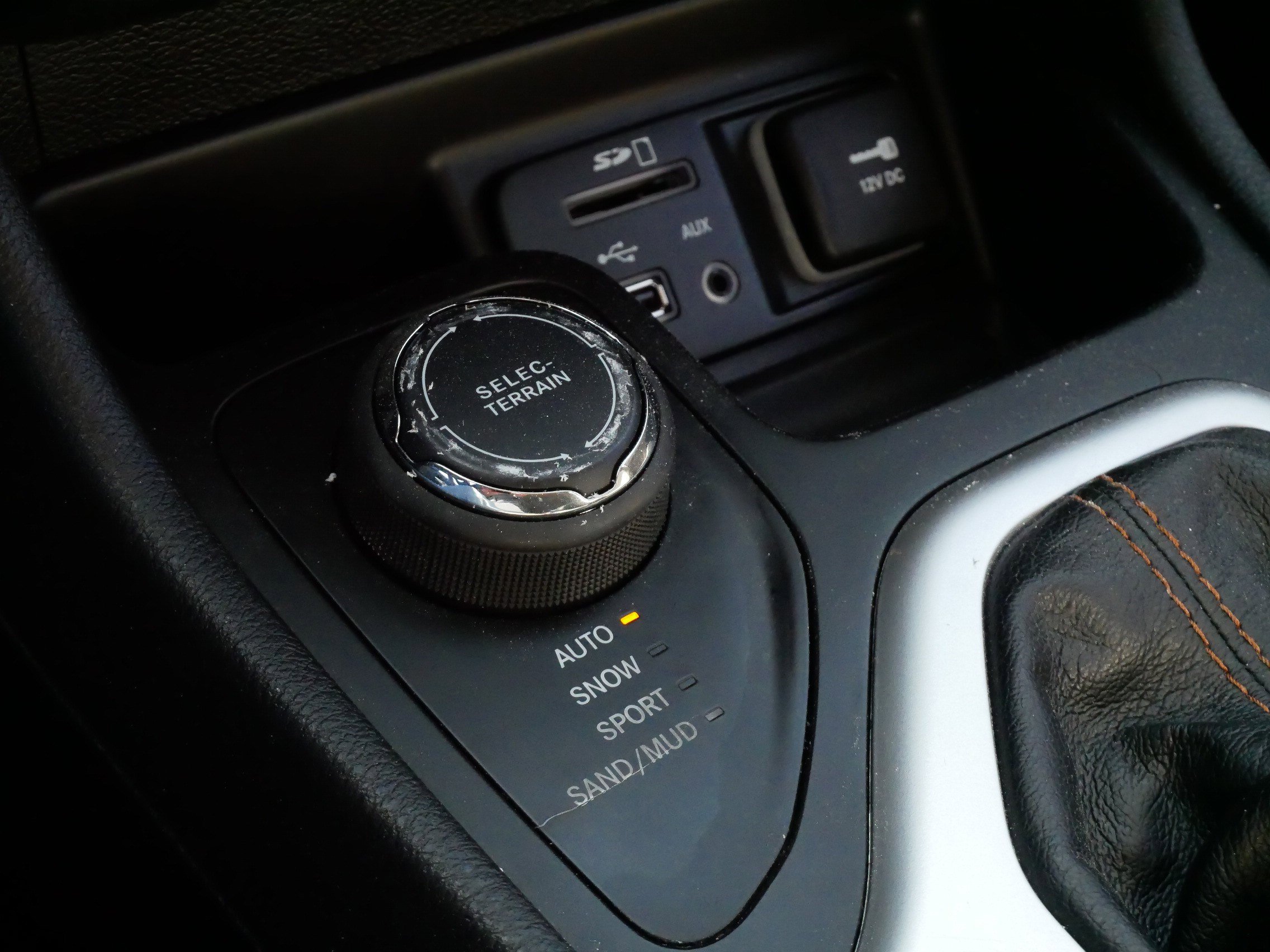 Used 2015 Jeep Cherokee Limited w/ Luxury Group AWD/4WD image 30