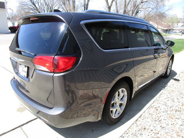 Used 2019 Chrysler Pacifica Touring-L Plus w/ Advanced Safetytec Group FWD image 7