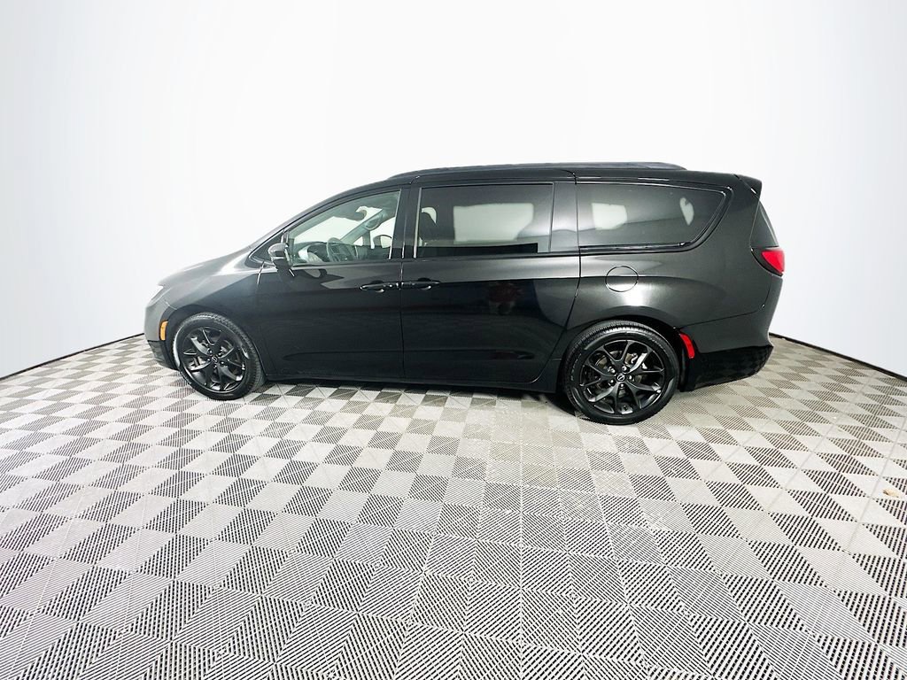 Certified 2025 Chrysler Pacifica Limited image 6