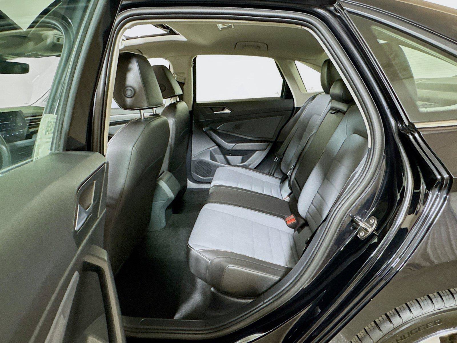 Used 2025 Volkswagen Jetta SE FWD image 22