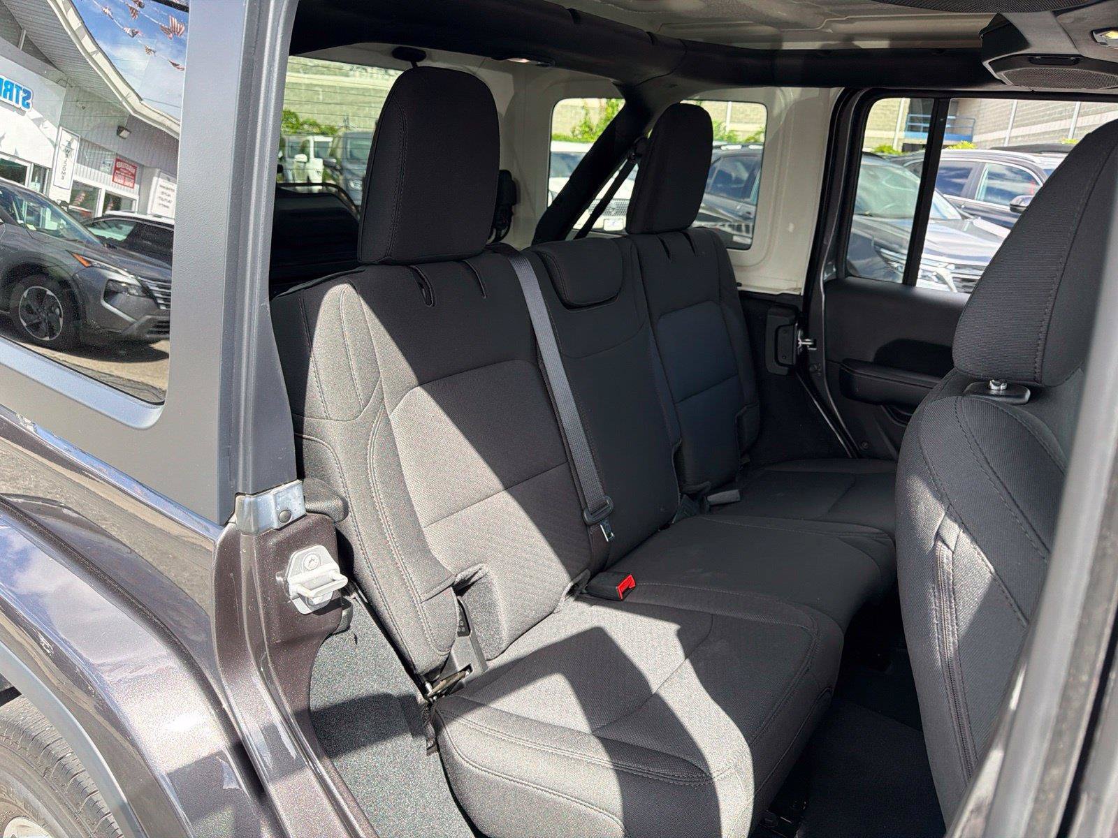 Used 2022 Jeep Wrangler Unlimited Sahara AWD/4WD image 19