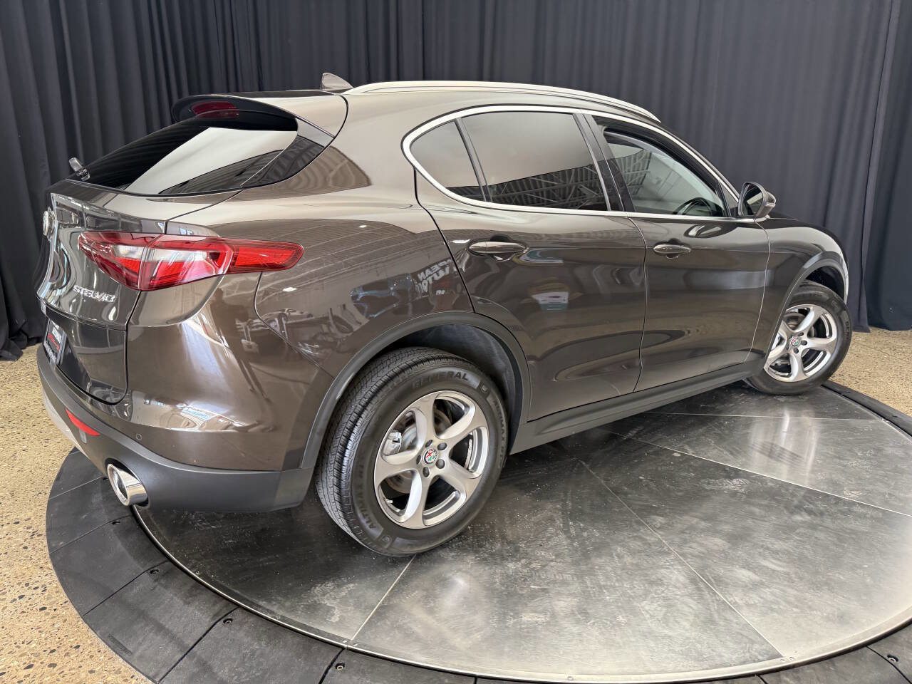Used 2018 Alfa Romeo Stelvio AWD image 10