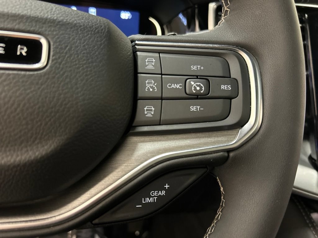 Used 2025 Jeep Wagoneer Series III w/ Premium Group I AWD/4WD image 24