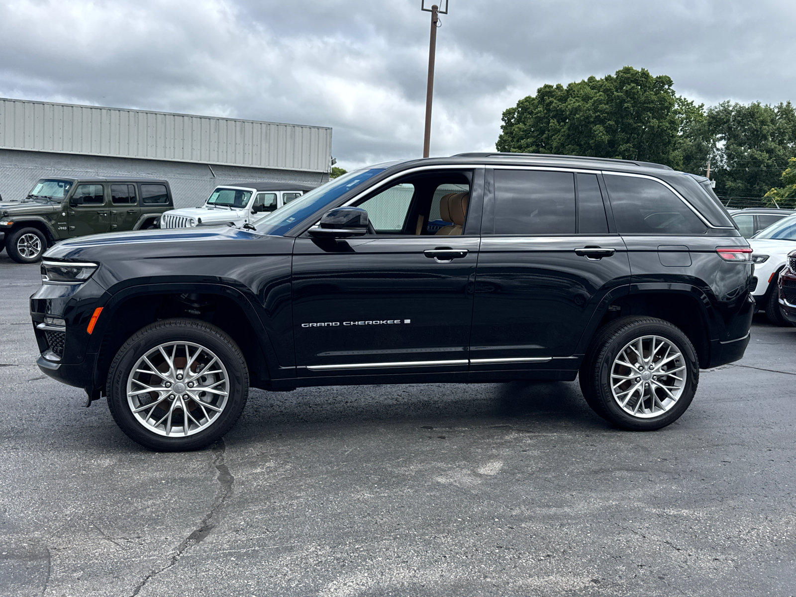 Used 2024 Jeep Grand Cherokee Summit AWD/4WD image 3