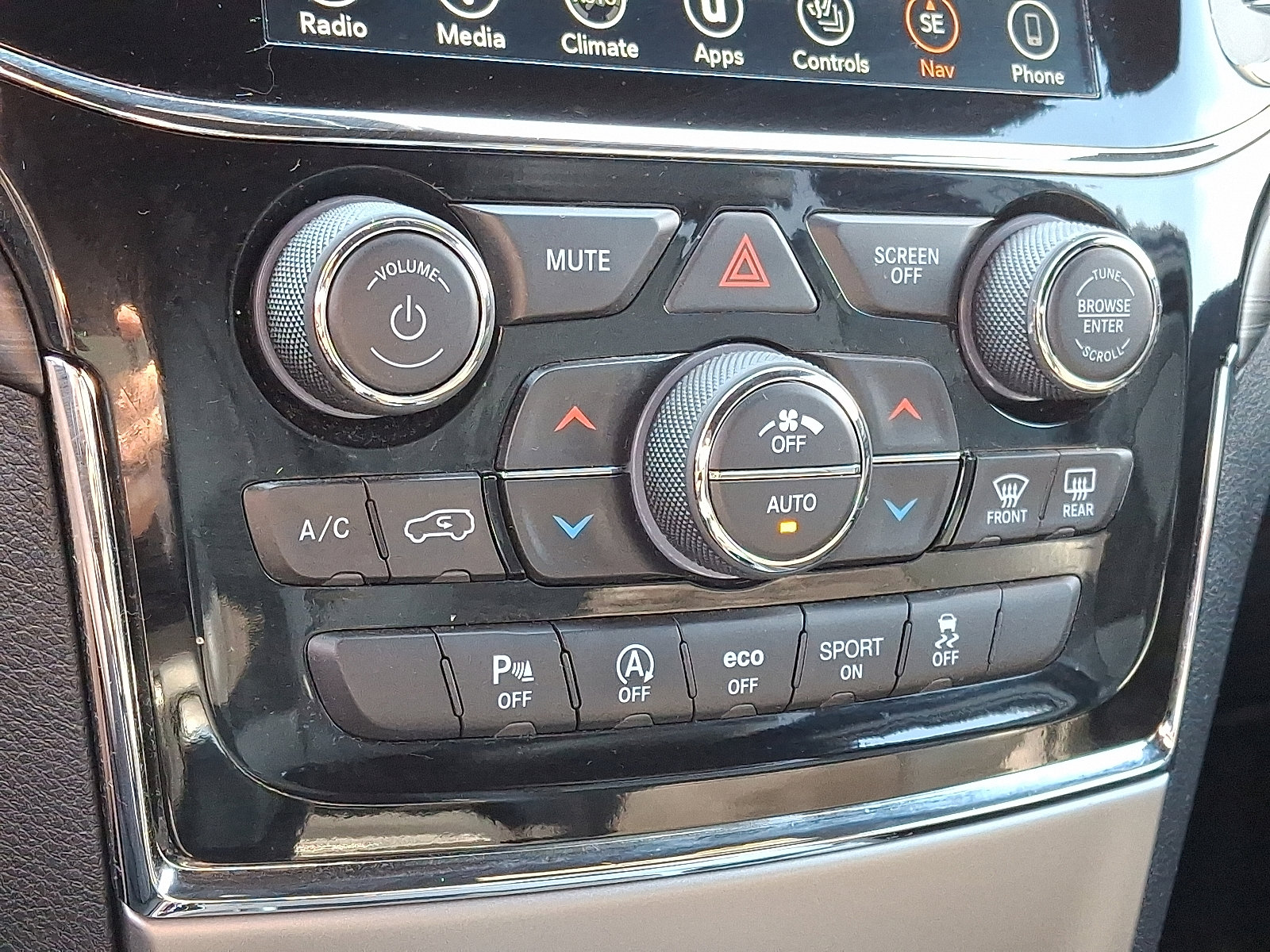 Used 2019 Jeep Grand Cherokee Altitude image 16