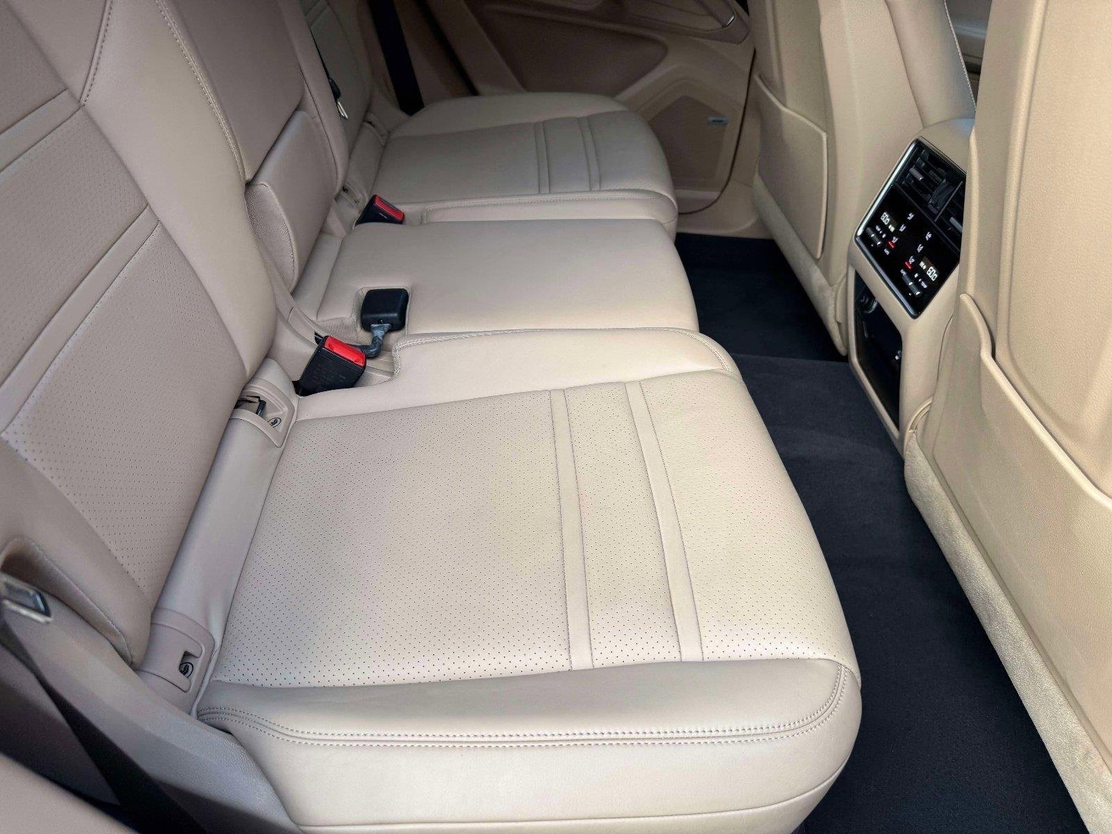 Used 2022 Porsche Cayenne w/ Premium Package image 33