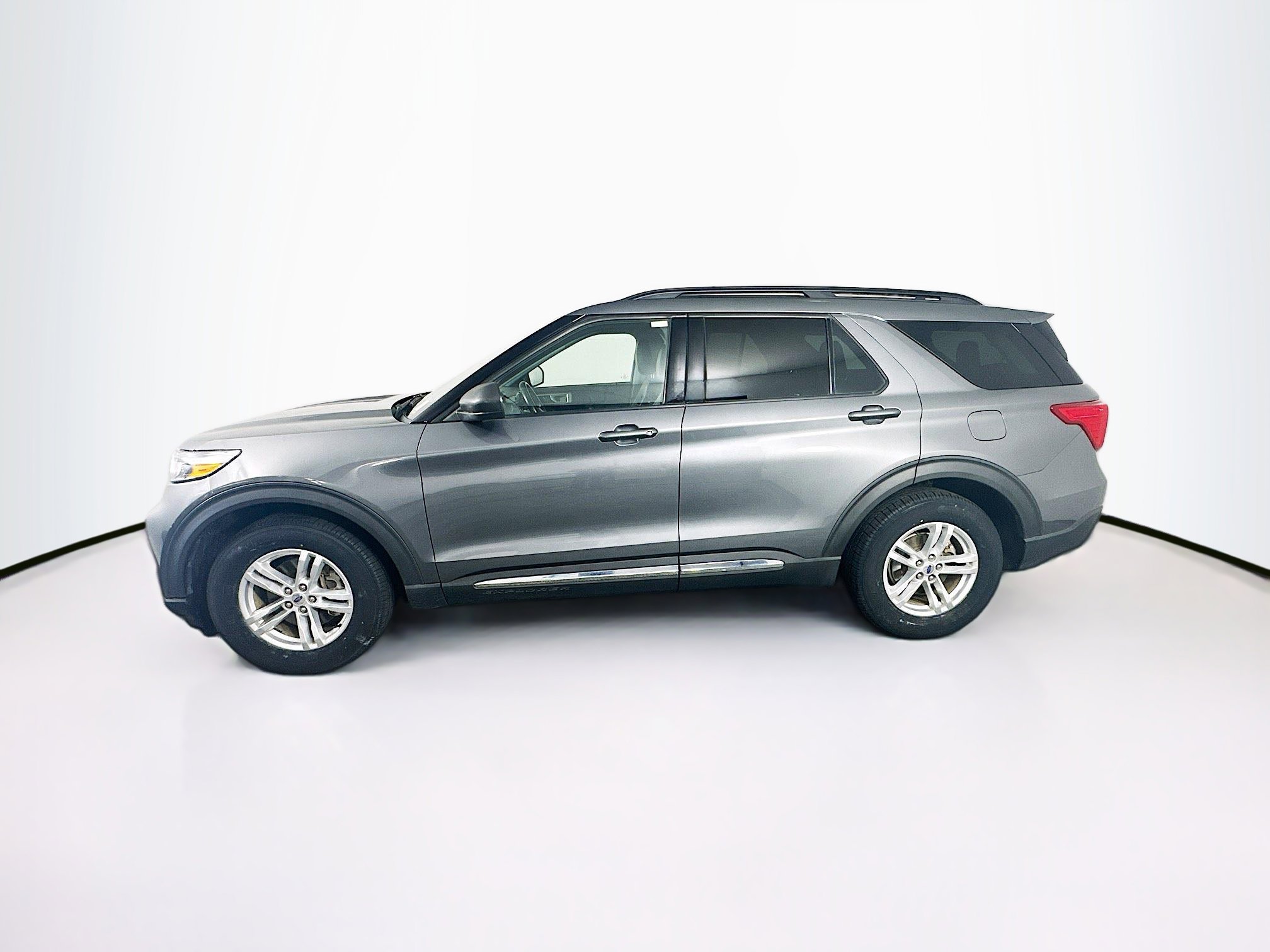 Used 2023 Ford Explorer XLT w/ Equipment Group 202A image 4