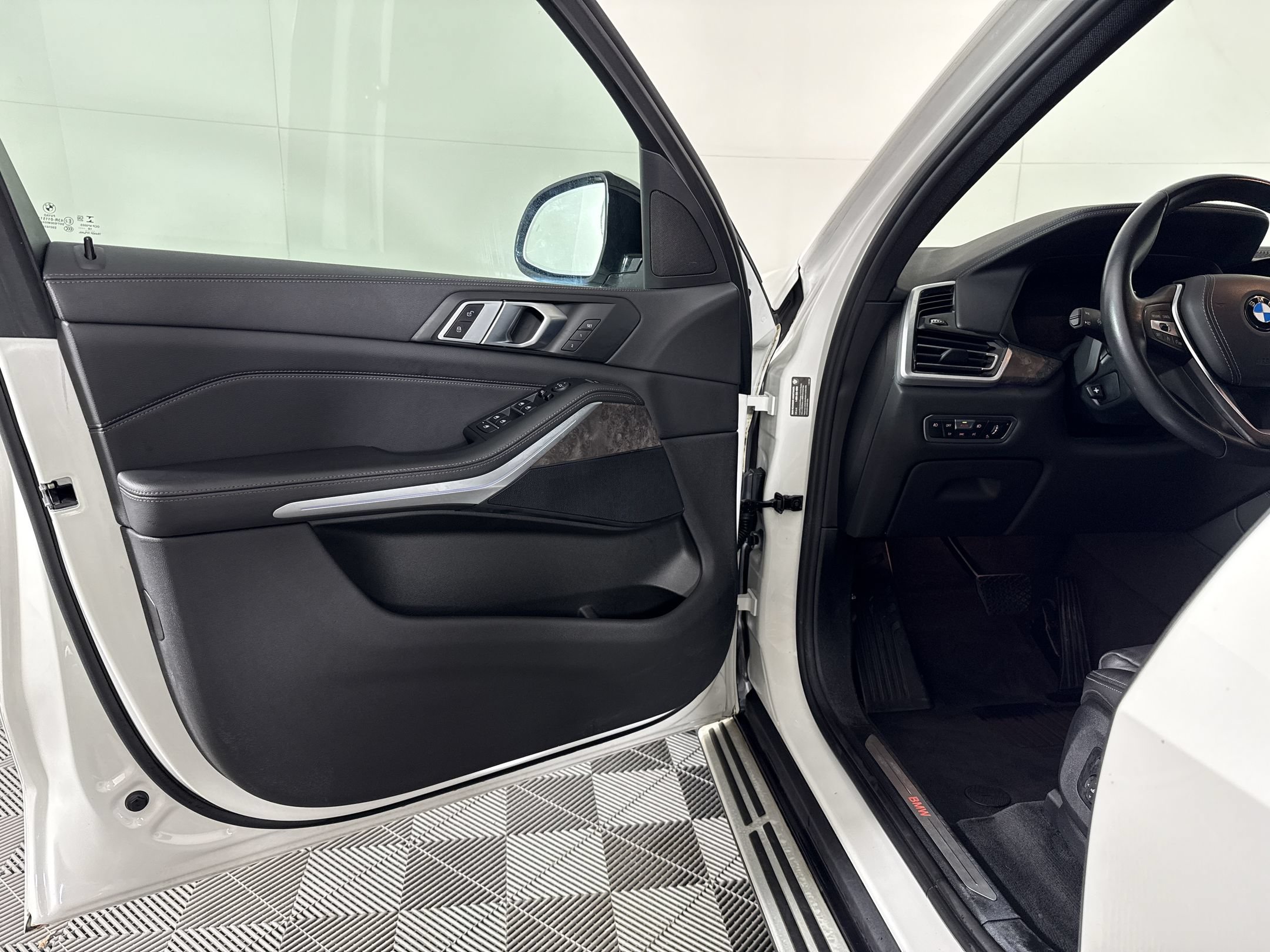 Used 2020 BMW X5 xDrive40i w/ Convenience Package AWD/4WD image 14