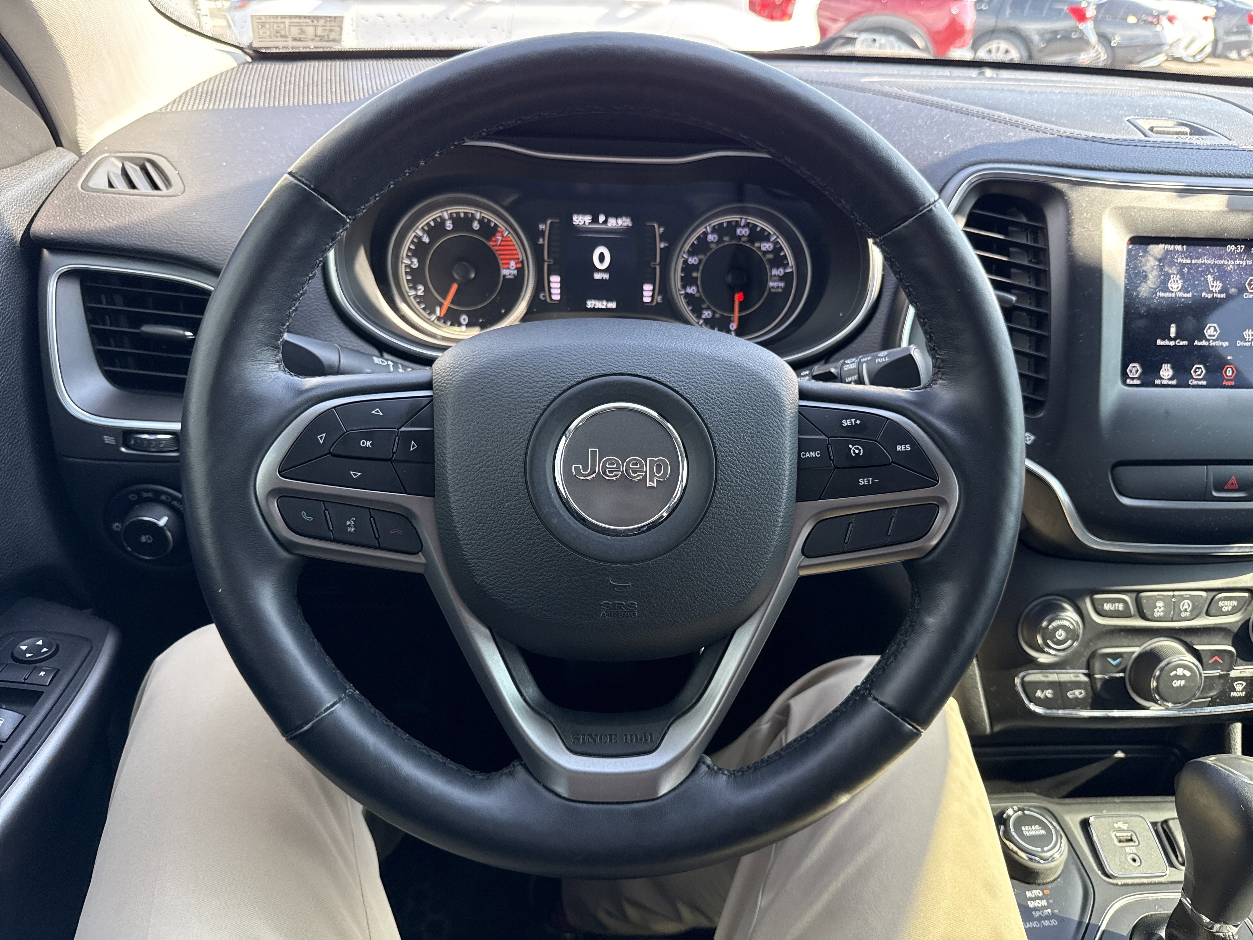 Used 2019 Jeep Cherokee Latitude Plus w/ Cold Weather Group AWD/4WD image 16