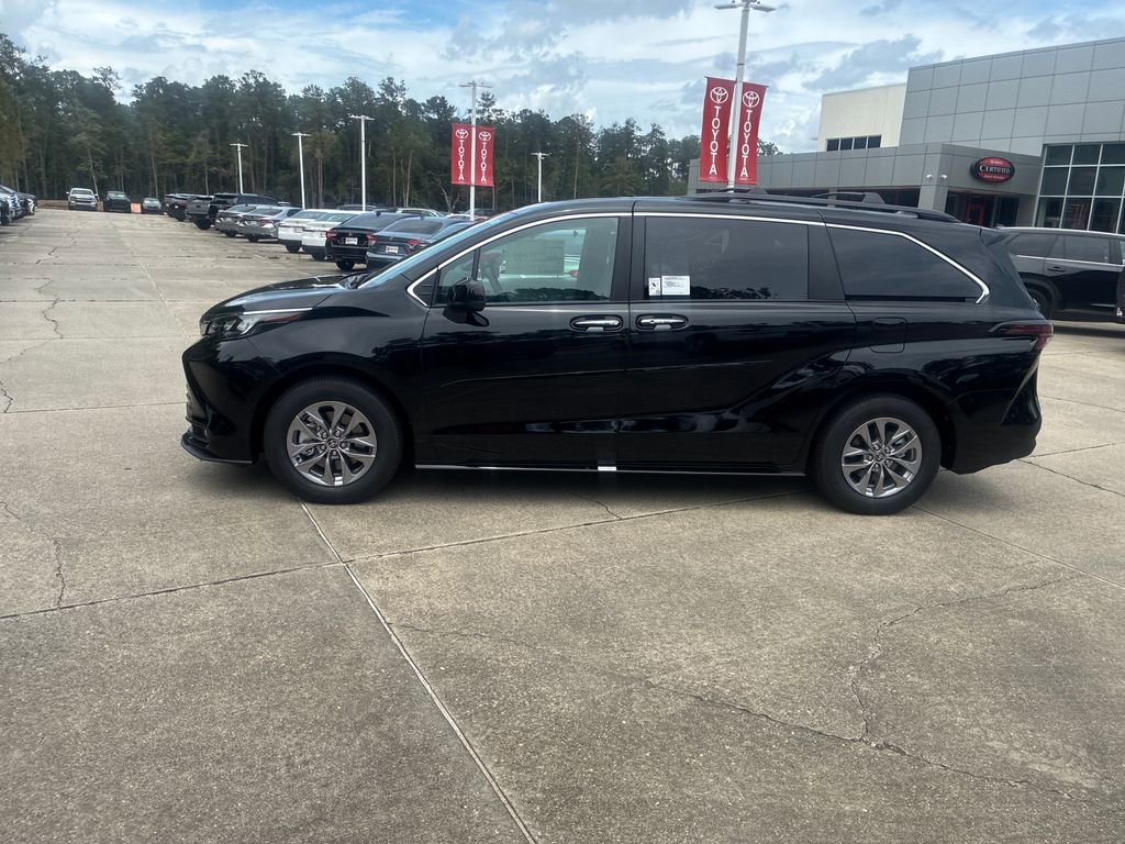 New 2026 Toyota Sienna XLE FWD image 2
