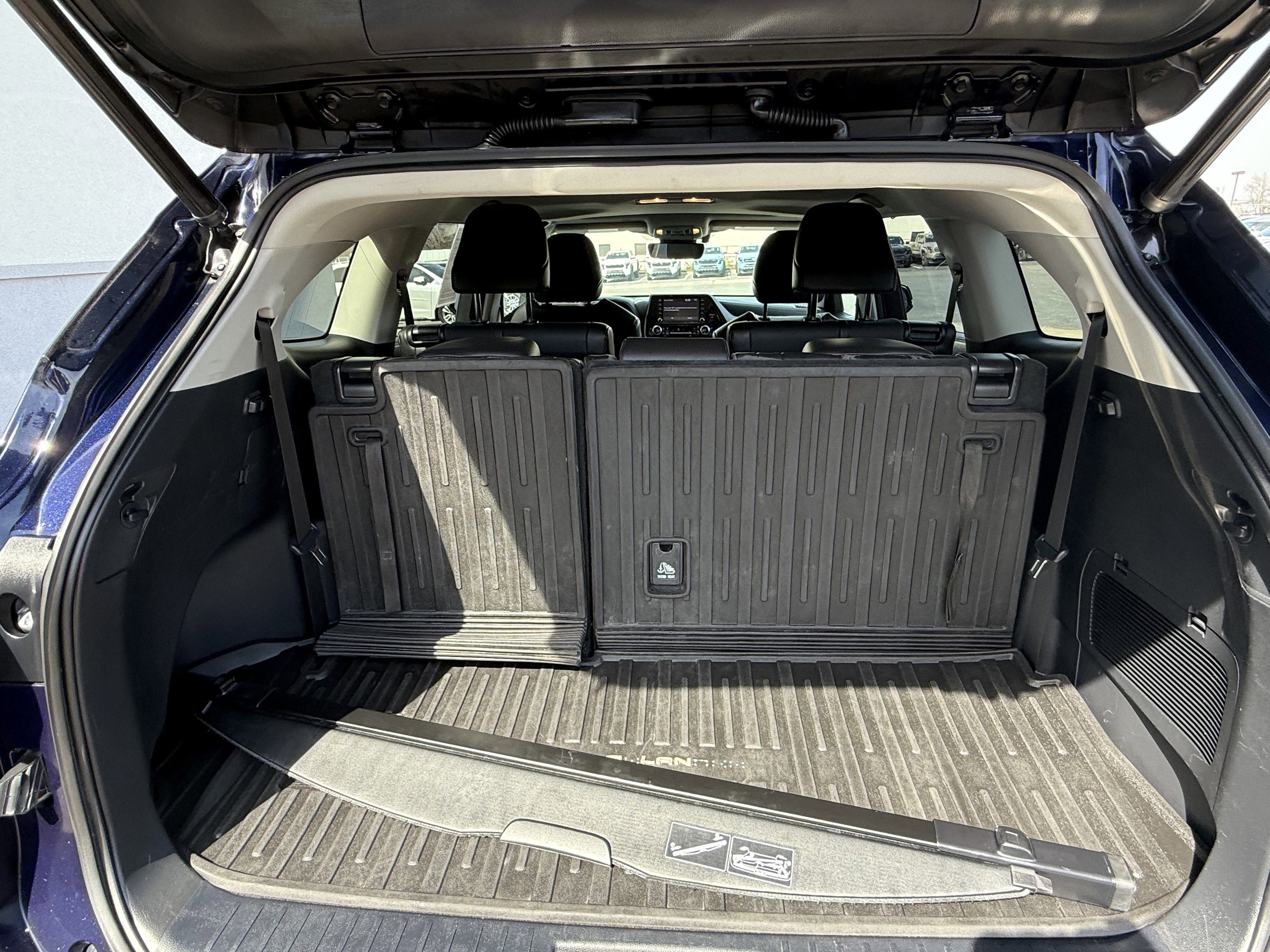 Used 2020 Toyota Highlander XLE image 24