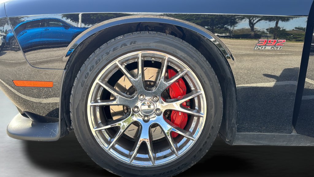 Used 2015 Dodge Challenger SRT RWD image 33