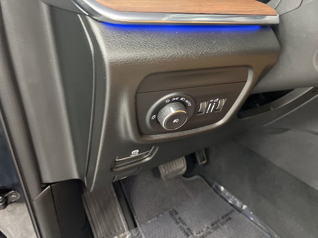 Used 2024 Jeep Grand Cherokee Summit AWD/4WD image 17