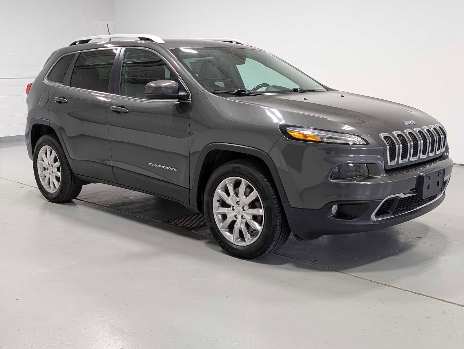 Used 2017 Jeep Cherokee Limited AWD/4WD image 6