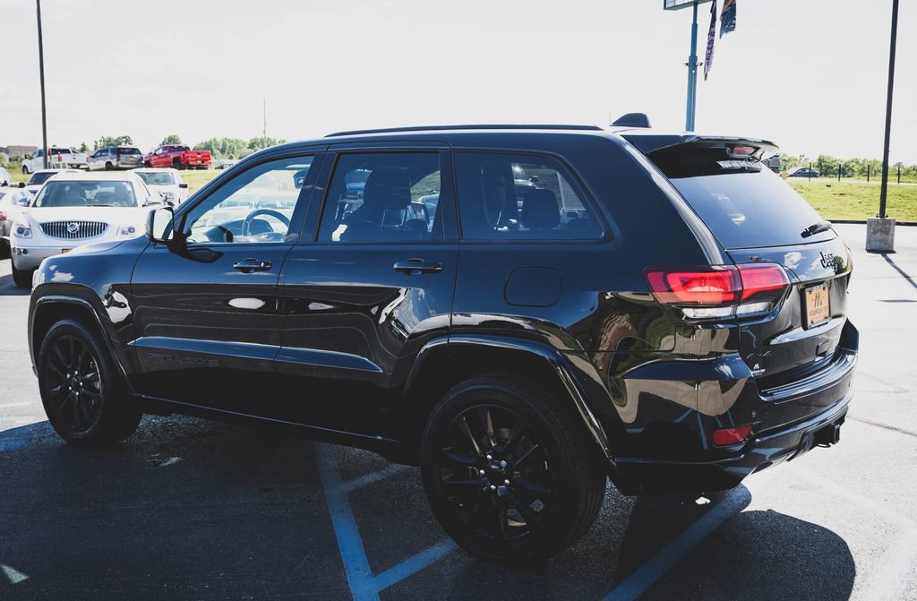 Used 2018 Jeep Grand Cherokee Altitude AWD/4WD image 8