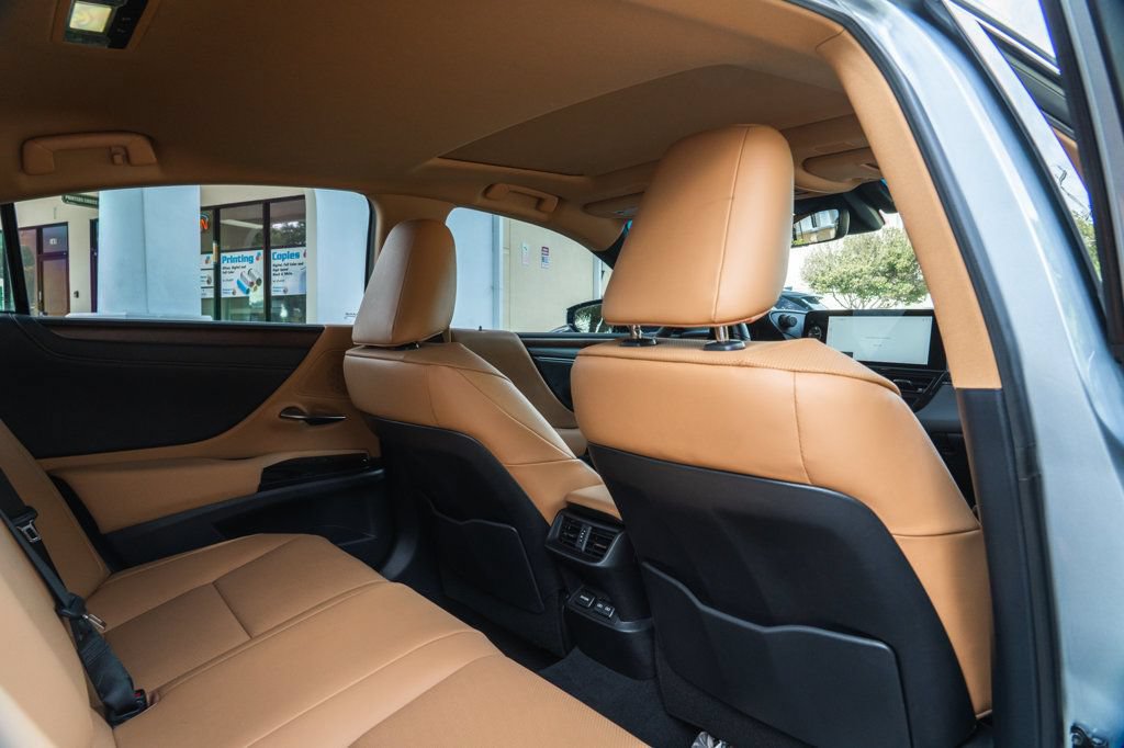 Used 2025 Lexus ES 300h w/ Premium Package FWD image 25