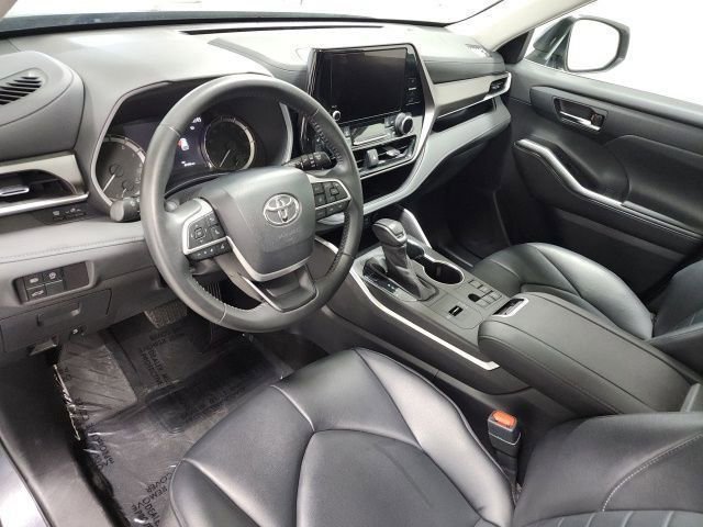 Certified 2024 Toyota Highlander XLE FWD image 23