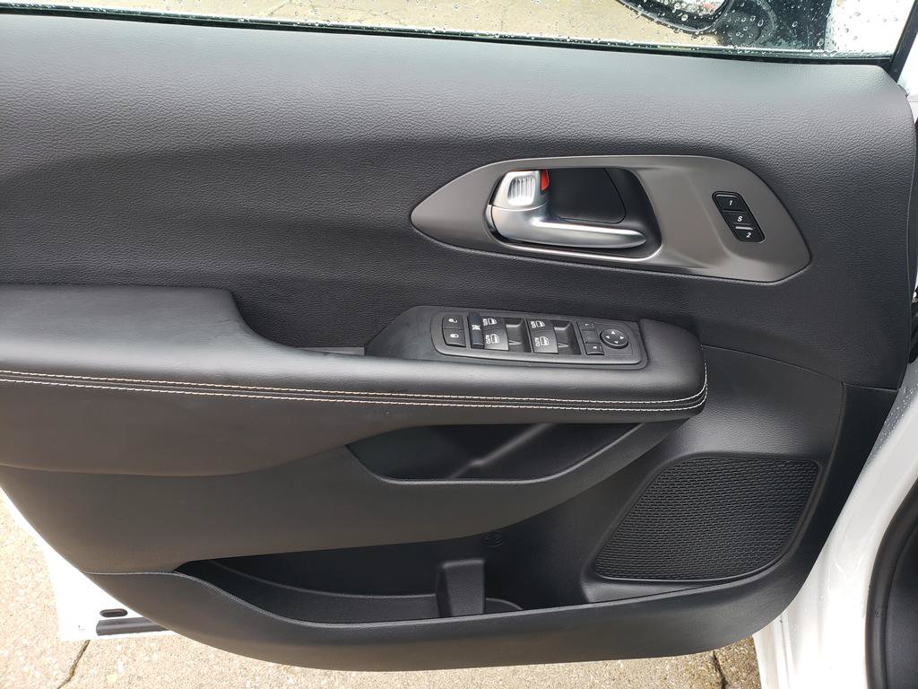 New 2026 Chrysler Pacifica Select AWD/4WD image 10
