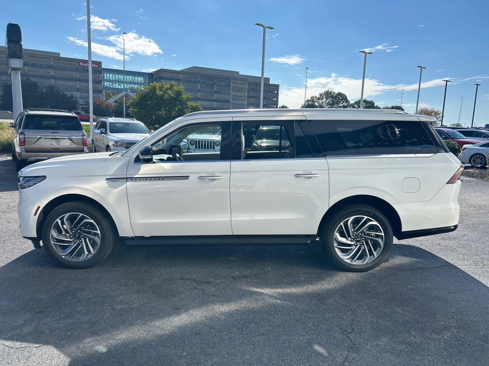 New 2026 Lincoln Navigator L Premier AWD/4WD image 4