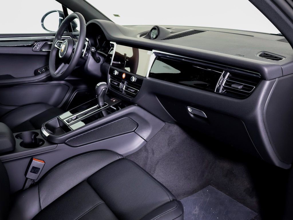 Certified 2025 Porsche Macan image 7