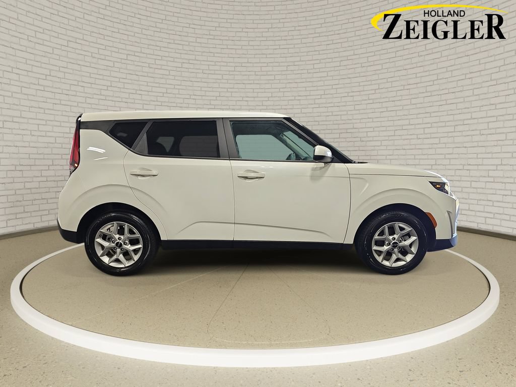 Certified 2025 Kia Soul LX w/ LX Technology Package FWD image 4