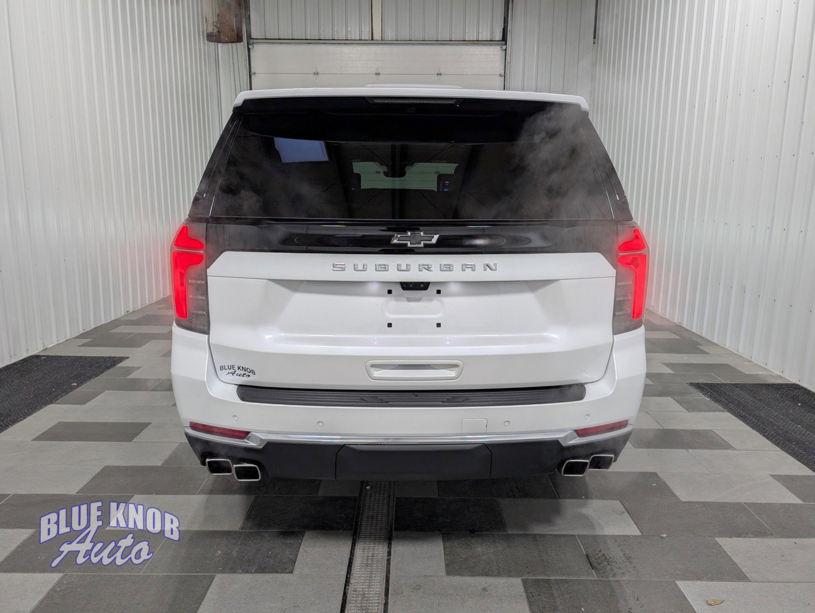 Used 2025 Chevrolet Suburban High Country image 3