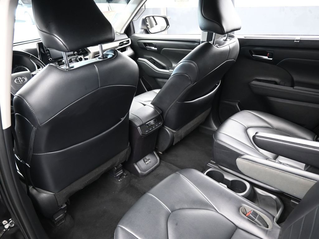 Used 2021 Toyota Highlander XLE image 33