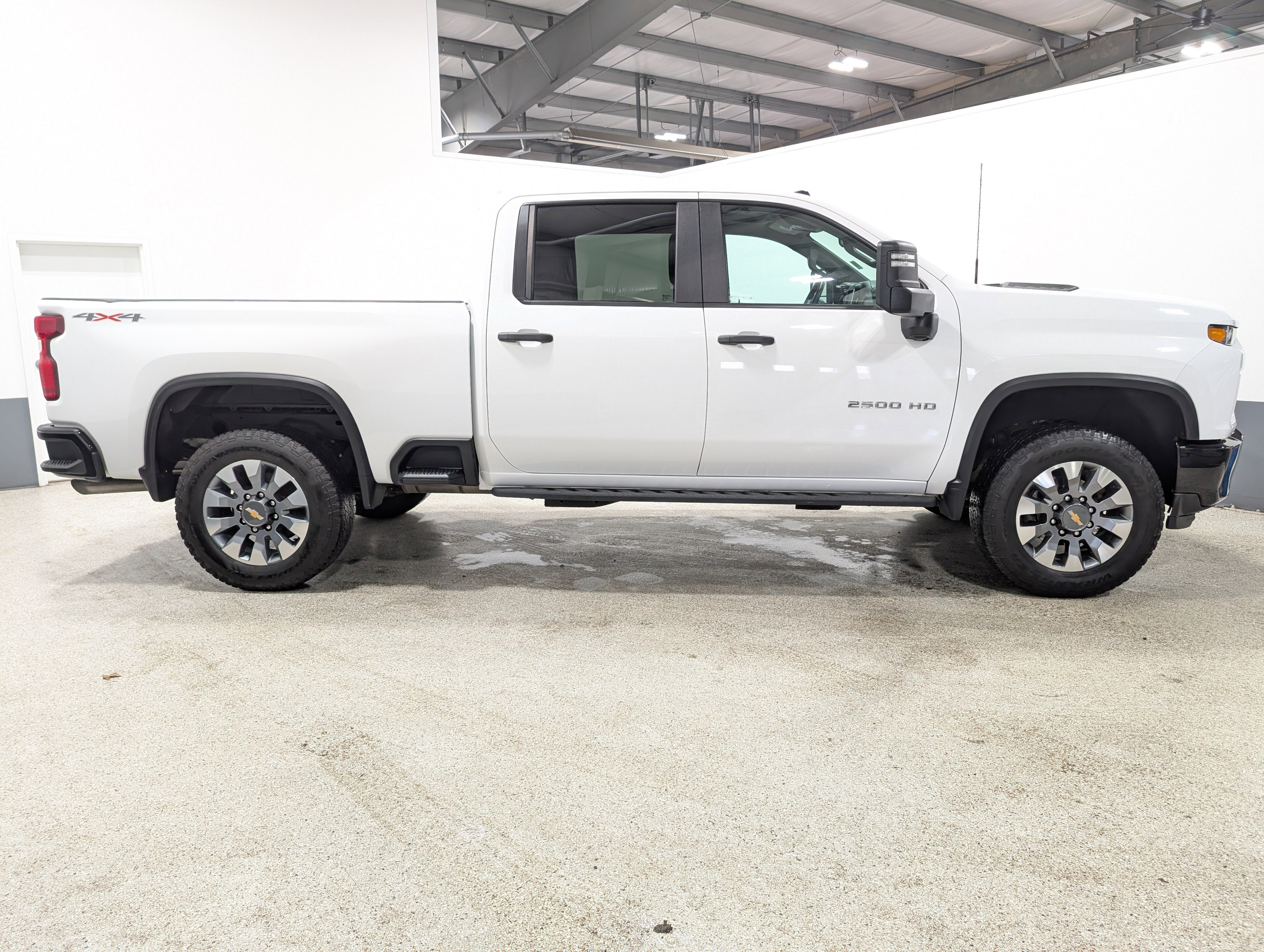 Used 2022 Chevrolet Silverado 2500 Custom image 2