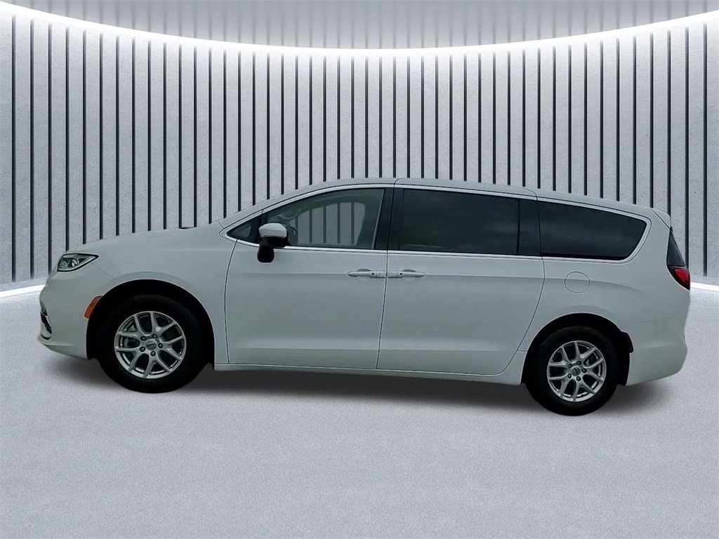 Used 2023 Chrysler Pacifica Touring-L image 17