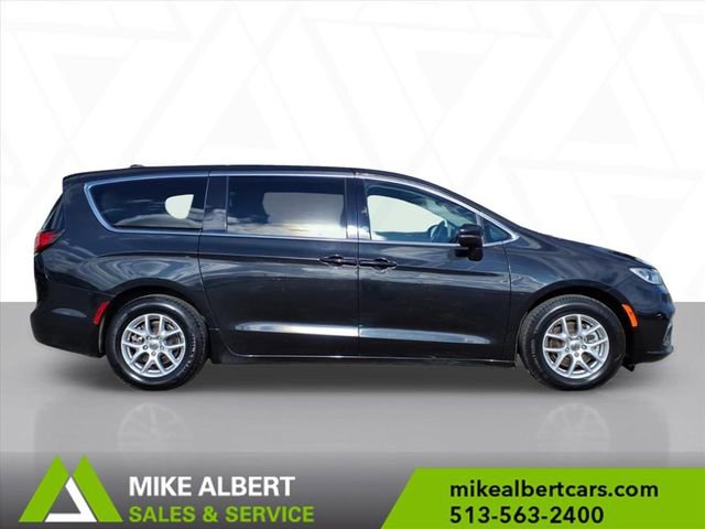 Used 2023 Chrysler Pacifica Touring-L image 8