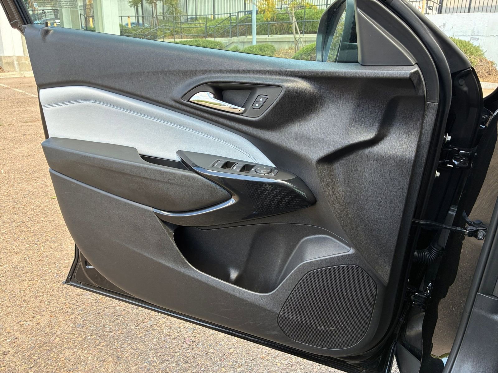 Used 2025 Chevrolet Trax LT image 18