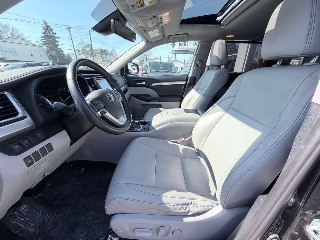 Used 2019 Toyota Highlander XLE AWD/4WD image 22