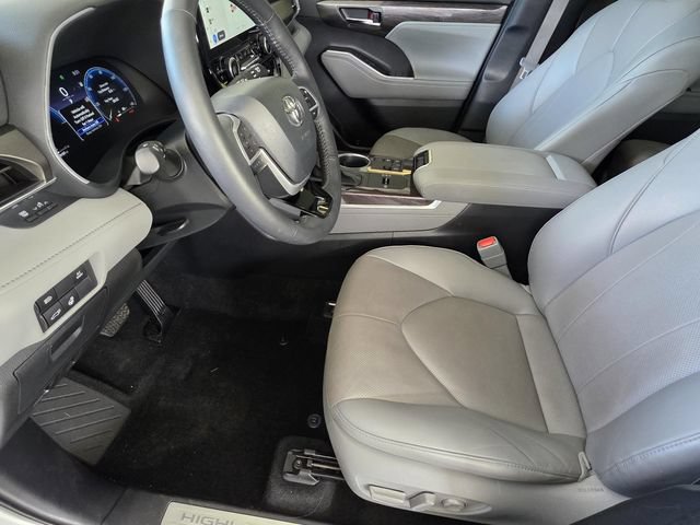 Certified 2024 Toyota Highlander Limited FWD image 6