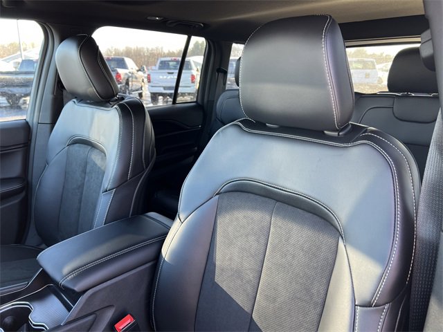 New 2025 Jeep Grand Cherokee Altitude image 12