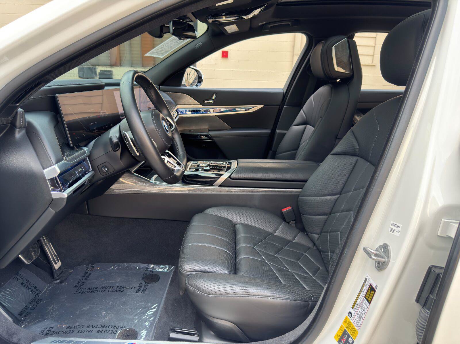 Used 2024 BMW i7 xDrive60 w/ Premium Package AWD/4WD image 15