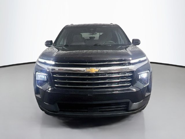 Used 2025 Chevrolet Traverse LT FWD image 2
