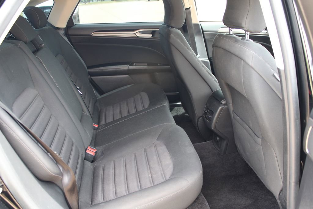 Used 2017 Ford Fusion SE FWD image 9