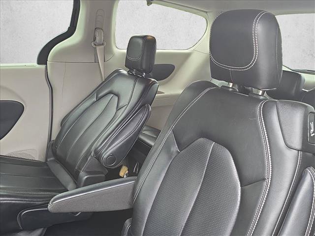 Used 2023 Chrysler Pacifica Touring-L FWD image 19