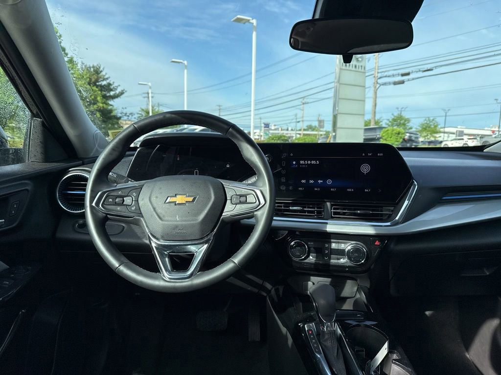 Used 2025 Chevrolet Trax LT w/ LT Convenience Package FWD image 24