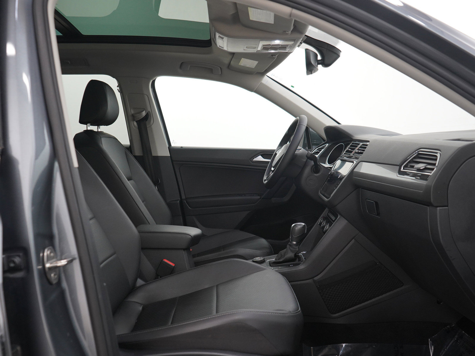 Used 2019 Volkswagen Tiguan SE w/ Panoramic Sunroof Package AWD/4WD image 12